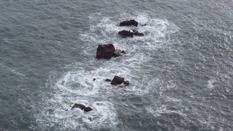 Waves crash on a rock in super slow motion Video stock 109247598