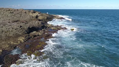 Waves crash on rocks 2 Video stock 84127623