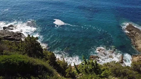 Waves crash on the rocks 2 Video stock 128518604