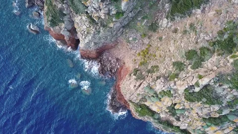 Waves crash on the rocks 4 Video stock 128520612