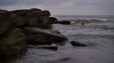 Waves crash on rocks (96fps Slow-Mo) Video stock 57873455