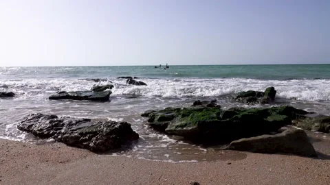 Waves crash on the rocks on the beach Vidéo 208035174