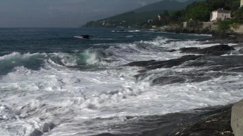 Waves crash on the rocks 스톡 동영상 519369