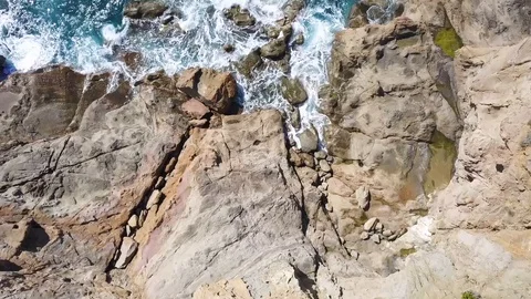 Waves crash on the rocks Video stock 128519097