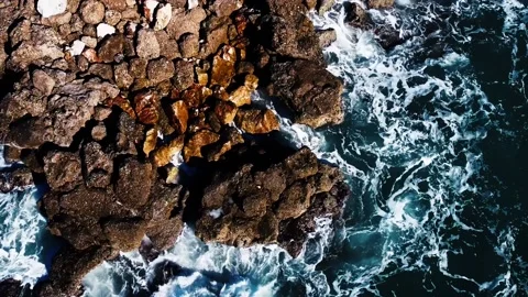 Waves crash on rocks Video stock 226021251