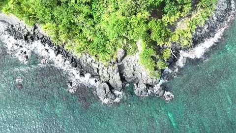 The waves crash with the rocks Vídeos de archivo 302228368