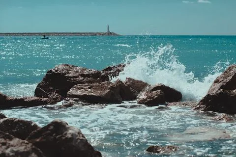 Waves crash on rocks Foto stock