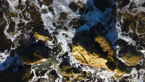 Waves crash on the rocks on the shore - Top View 库存影片 239857463
