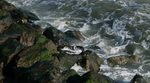 Waves crash onto rocks, slow motion Vídeo Stock 10595416