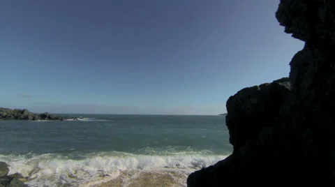 Waves crash on a rocky beach Vídeo Stock 35257305