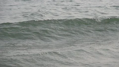 Waves crash on shote in slow motion in puri , orissa, Indian ocean 動画素材 168089019