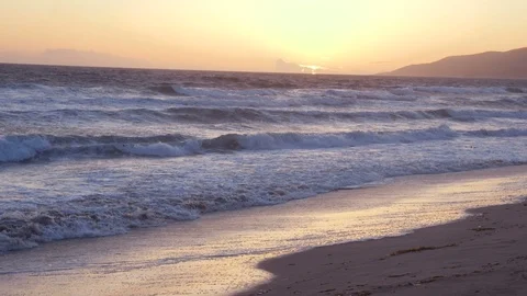 Waves Crash in Slow Motion on Zuma Beach (3) - Malibu 스톡 동영상 89614029