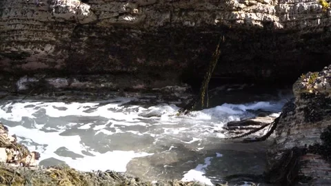 Waves crash in a tidal pool Stockbeeldmateriaal 153949565