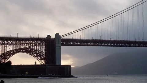 Waves crash under the golden gate bridge Video stock 92714472