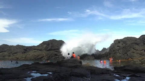 Waves crashing above the rocks Video stock 236086118