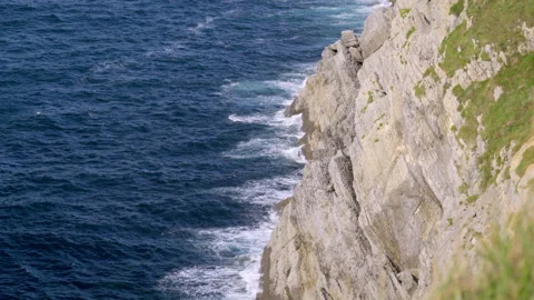 Waves crashing against the cliff Video stock 160627902