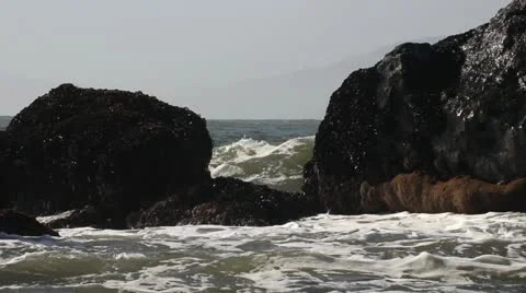 Waves Crashing Against Rocks Видео 10981693