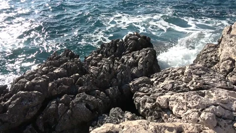 Waves crashing against sharp limestone rocks along the coast 3 Stockbeeldmateriaal 342394264