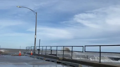 Waves Crashing Along Lake Michigan's Illinois Shore Видео 150603977