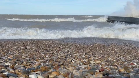 Waves Crashing Along Lake Michigan's Illinois Shore Видео 150604011