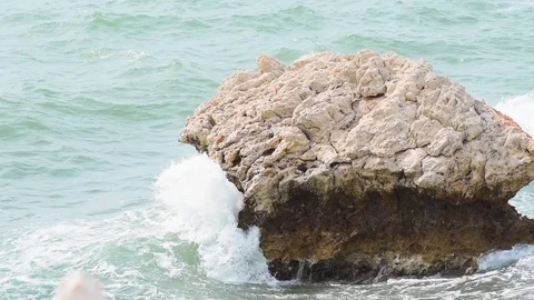 Waves crashing and hitting on the rocks. Video stock 120767157