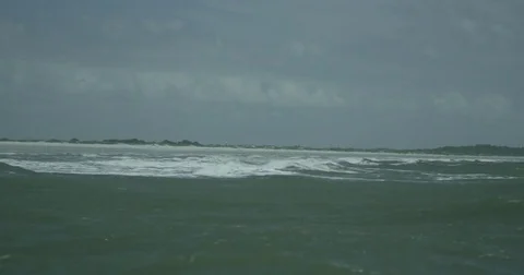 Waves Crashing into a Beach 4K Vídeos de archivo 84043845