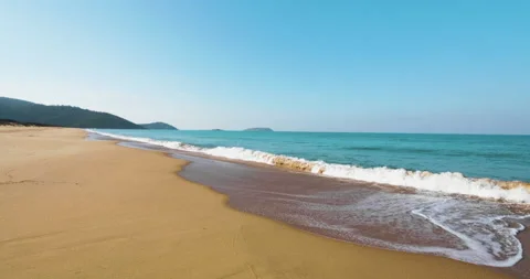 Waves Crashing on Beach 4k 스톡 동영상 132389615