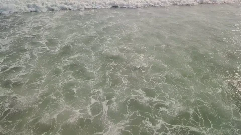 Waves crashing on the beach in bali Vidéo 80841514