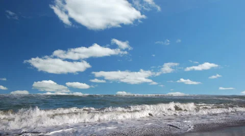 Waves crashing on the beach 스톡 동영상 31755116