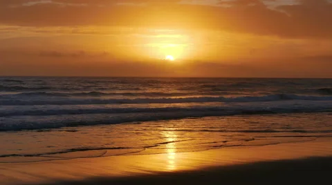 Waves Crashing on Beach 스톡 동영상 41691593