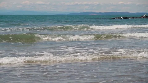 Waves Crashing On A Beach 库存影片 49953161