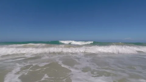 Waves crashing on the beach 스톡 동영상 93605540