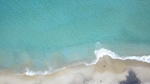 Waves crashing on the beach Видео 116804086