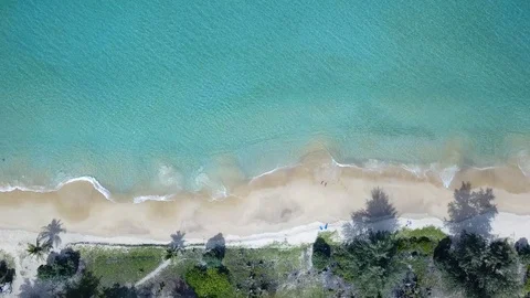 Waves crashing on the beach Vidéo 116804142