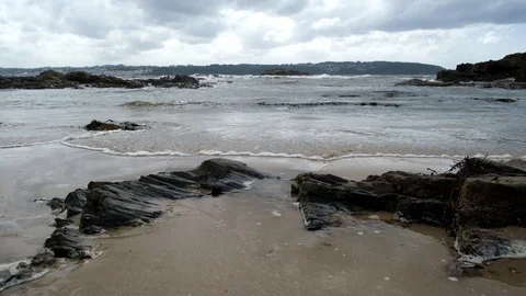 Waves crashing on the beach Video stock 123704096