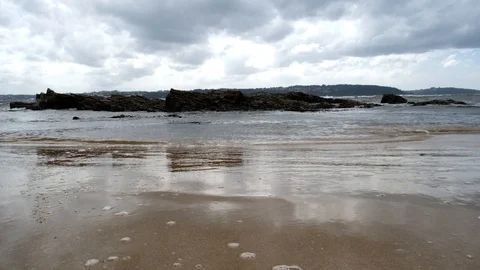 Waves crashing on the beach Video stock 123704384