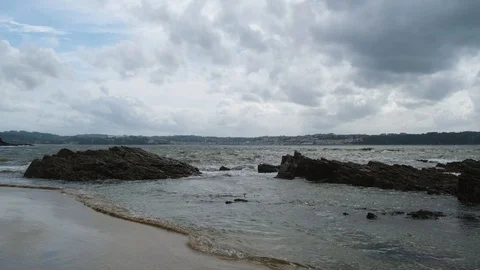 Waves crashing on the beach Video stock 123706019