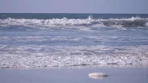 Waves Crashing On The Beach Vídeos de archivo 125846946