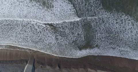 Waves crashing on the beach Stock-Footage 132783915
