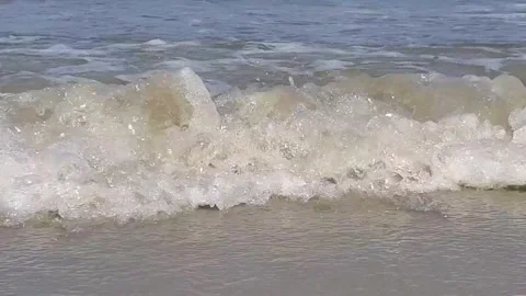 Waves crashing on the beach. Stock-Footage 154136726