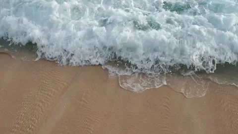 Waves Crashing into the Beach 库存影片 160303390