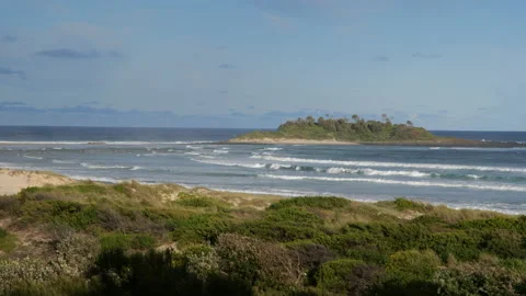 Waves crashing on beach Stockbeeldmateriaal 170318596