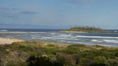Waves crashing on beach Stockbeeldmateriaal 170320661