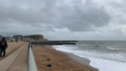 Waves crashing on the beach Stock-Footage 219738088