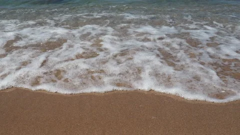 Waves crashing on the beach Stock-Footage 230990500