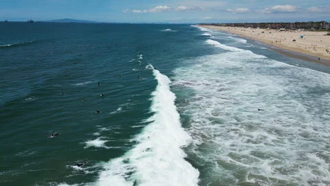 Waves crashing on the beach 動画素材 241204803