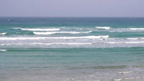 Waves crashing on a beach Vídeos de archivo 332142302