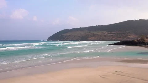 Waves crashing on a beach Vídeos de archivo 332142309