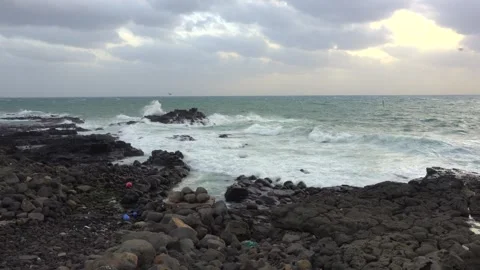 Waves crashing on a beach Vídeo Stock 332142345