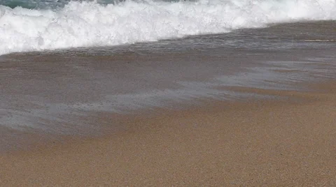 Waves crashing on the beach in slow motion Video stock 65966542